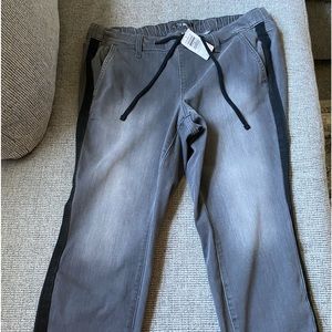 TORRID Feel the Fit ladies light gray jeans.  NWT. Size 0.